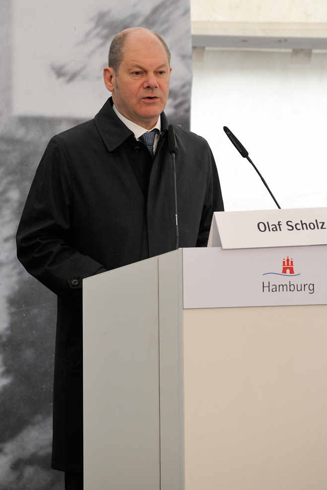 0165  Rede von Hamburgs Erstem Bürgermeister Olaf  Scholz. | Lohseplatz - Lohsepark, Gedenkstätte Hamburger Hafencity.